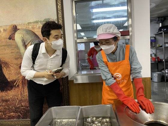 여러 환경에서 인터뷰를 해봤지만 잔반통 옆 인터뷰는 처음이다.