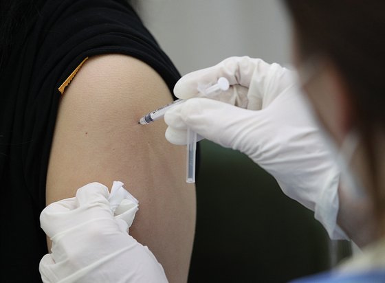 예방접종센터에서 한 시민이 백신접종을 하고 있다. 뉴스1