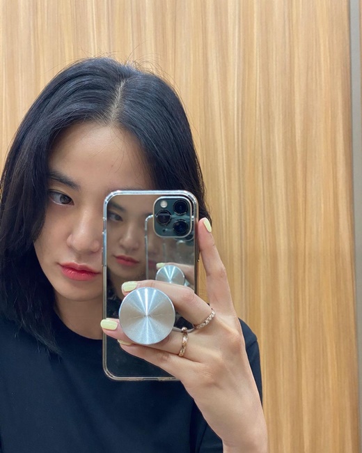 Actor Lee Joo-yeon, a group after school, unveiled a transform into Short hair.Lee Joo-yeon posted several photos on his Instagram on the 3rd, along with an article entitled I did not cut my hair, I did not get my hair off.Lee Joo-yeon in the photo is sitting comfortably in a chair in a hair shop where he looks like a hair shop.He has a more chic atmosphere by taking off his head and transforming it into a short hair, and the nails and rings of lemon color are attracting attention.In the ensuing full-length photo, Lee Joo-yeon showed off her fashion sense in a minimal look, matching her black short-sleeved tresses with beige pintock slacks, which she accessorised with simple luxury slippers and belts.It is Lee Joo-yeon who boasted a superior proportion with a small face and a slender body.The netizens who watched this responded such as Everywhere your sister walks and breathes is a runway, Style is so cool, Cute Jupal is cute.