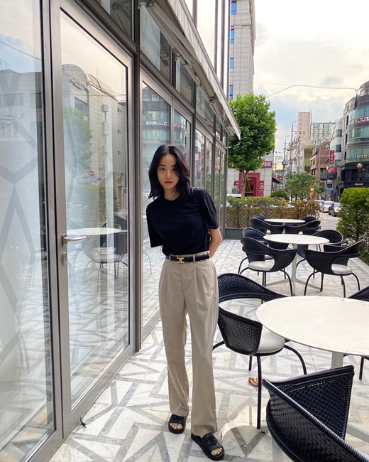 Actor Lee Joo-yeon, a group after school, unveiled a transform into Short hair.Lee Joo-yeon posted several photos on his Instagram on the 3rd, along with an article entitled I did not cut my hair, I did not get my hair off.Lee Joo-yeon in the photo is sitting comfortably in a chair in a hair shop where he looks like a hair shop.He has a more chic atmosphere by taking off his head and transforming it into a short hair, and the nails and rings of lemon color are attracting attention.In the ensuing full-length photo, Lee Joo-yeon showed off her fashion sense in a minimal look, matching her black short-sleeved tresses with beige pintock slacks, which she accessorised with simple luxury slippers and belts.It is Lee Joo-yeon who boasted a superior proportion with a small face and a slender body.The netizens who watched this responded such as Everywhere your sister walks and breathes is a runway, Style is so cool, Cute Jupal is cute.