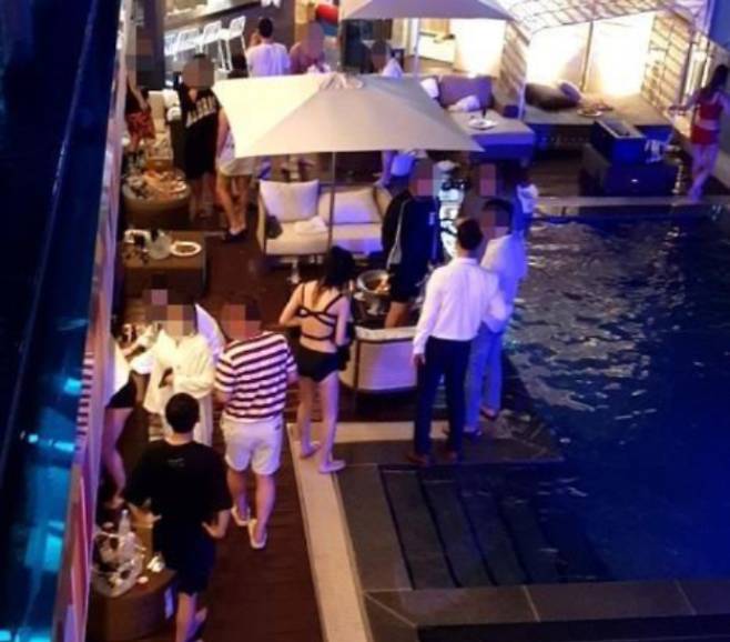 지난달 31일 저녁 강원 강릉시의 한 호텔에서 수십 명이 참가한 풀 파티가 진행되고 있다. 강릉시 제공