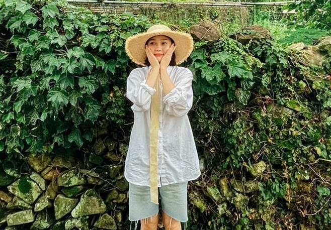 OH MY GIRL Choi Hyo-jung rocks Fan heart with dainty cutenessOn the 3rd, Choi Hyo-jung posted several photos on his Instagram with Good.In the photo, Choi Hyo-jung is wearing a large straw hat in a place where blue trees and nature are combined. He completed a comfortable daily look with a generous shirt and pants.Choi Hyo-jung, who emanated a cute charm like a fairy, caused a heartbeat with a refreshing and refreshing expression.The fans cheered with the comments such as I was pretty, I like the jangi, I am cute farmer, I am so cute and I am pretty.Meanwhile, the group OH MY GIRL, which Choi Hyo-jung belongs to, has recently been loved by many as a DUN DUN DANCE.