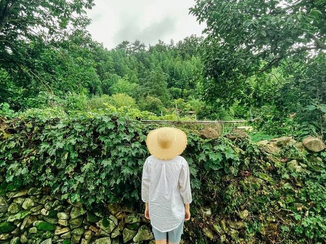 OH MY GIRL Choi Hyo-jung rocks Fan heart with dainty cutenessOn the 3rd, Choi Hyo-jung posted several photos on his Instagram with Good.In the photo, Choi Hyo-jung is wearing a large straw hat in a place where blue trees and nature are combined. He completed a comfortable daily look with a generous shirt and pants.Choi Hyo-jung, who emanated a cute charm like a fairy, caused a heartbeat with a refreshing and refreshing expression.The fans cheered with the comments such as I was pretty, I like the jangi, I am cute farmer, I am so cute and I am pretty.Meanwhile, the group OH MY GIRL, which Choi Hyo-jung belongs to, has recently been loved by many as a DUN DUN DANCE.