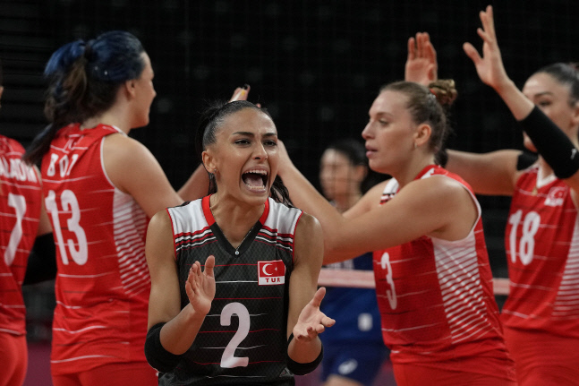 <YONHAP PHOTO-1831> Turkish p[layers celebrate winning a point during the women‘s volleyball quarterfinal match between South Korea and Turkey at the 2020 Summer Olympics, Wednesday, Aug. 4, 2021, in Tokyo, Japan. (AP Photo/Frank Augstein)/2021-08-04 09:53:25/<저작권자 ⓒ 1980-2021 ㈜연합뉴스. 무단 전재 재배포 금지.>