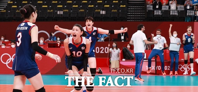 한국 여자배구 대표팀은 4일 일본 도쿄 아리아케아레나에서 열린 배구 여자 8강 경기에서 터키에 세트스코어 3-2로 승리하며 45년 만의 메달 획득에 한 걸음 다가섰다. /도쿄=뉴시스