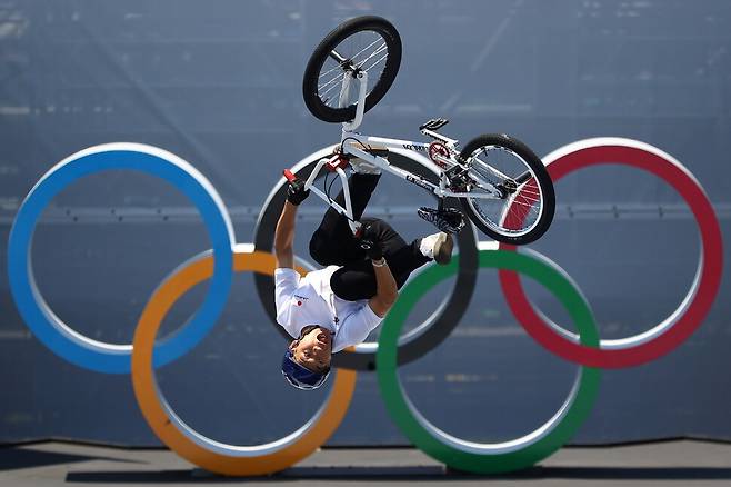 지난 1일 도쿄 아리아케 어번 스포츠파크에서 열린 2020 도쿄올림픽 비엠엑스 프리스타일 종목에 일본 대표 나 카무라 림이 출전해 공중 곡예를 펼치고 있다. 도쿄/로이터 연합뉴스