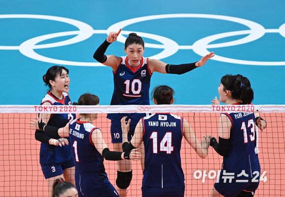 4일 오전 일본 도쿄 아리아케 아레나에서 2020 도쿄올림픽 여자 배구 8강 대한민국 대 터키의 경기가 펼쳐졌다. 한국 김연경이 득점을 한 후 선수들과 기뻐하고 있다.