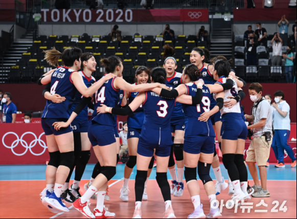 4일 오전 일본 도쿄 아리아케 아레나에서 2020 도쿄올림픽 여자 배구 8강 대한민국 대 터키의 경기가 펼쳐졌다. 3-2로 한국이 승리해 4강에 진출한 가운데 선수들이 기쁨을 나누고 있다. [사진=정소희 기자]