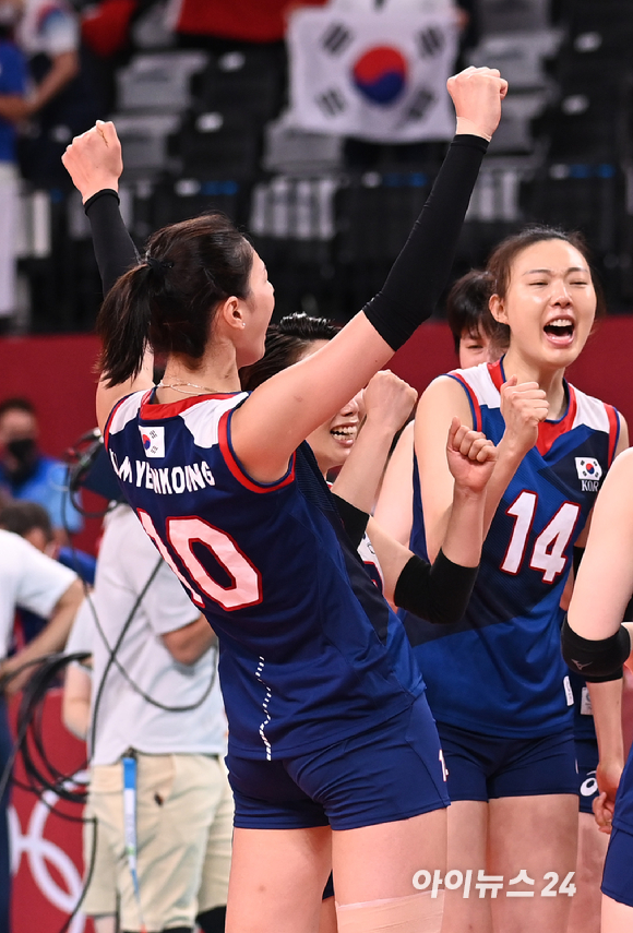 4일 오전 일본 도쿄 아리아케 아레나에서 2020 도쿄올림픽 여자 배구 8강 대한민국 대 터키의 경기가 펼쳐졌다. 3-2로 한국이 승리해 4강에 진출한 가운데 선수들이 기쁨을 나누고 있다.