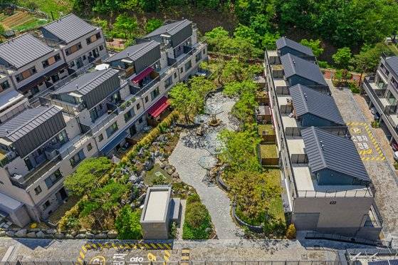 3층짜리 단독주택 단지인 고양 삼송지구 삼송자이더빌리지. 코로나 등 영향으로 넓은 테라스를 갖춘 도심 외곽 타운하우스가 틈새 시장으로 자리잡고 있다. 사진 GS건설