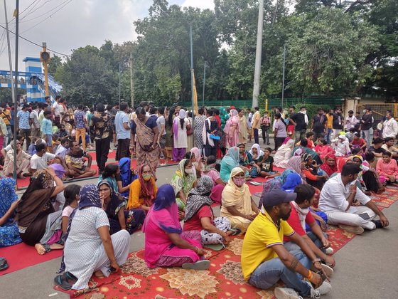 3일(현지시간) 인도 뉴델리에서 사흘째 이어지고 있는 9세 여아 살해 규탄 시위의 모습. 수백 명의 시위대가 '어린 소녀에게 정의를' 등의 내용이 적힌 팻말을 들고 거리로 나섰다. 트위터 캡처