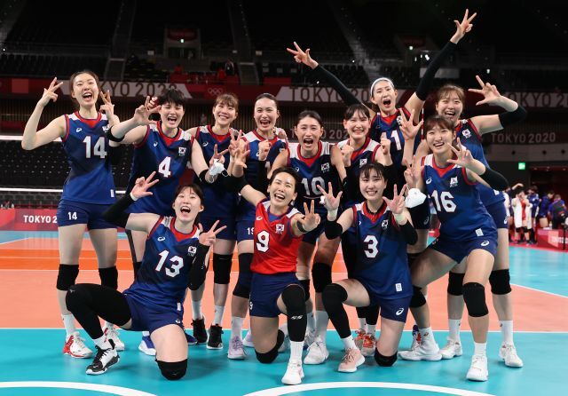 한국 여자 배구대표팀이 31일 일본 아리아케 아레나에서 열린 도쿄올림픽 여자 배구 A조 조별리그 일본전에서 승리한 뒤 기뻐하고 있다. 연합뉴스