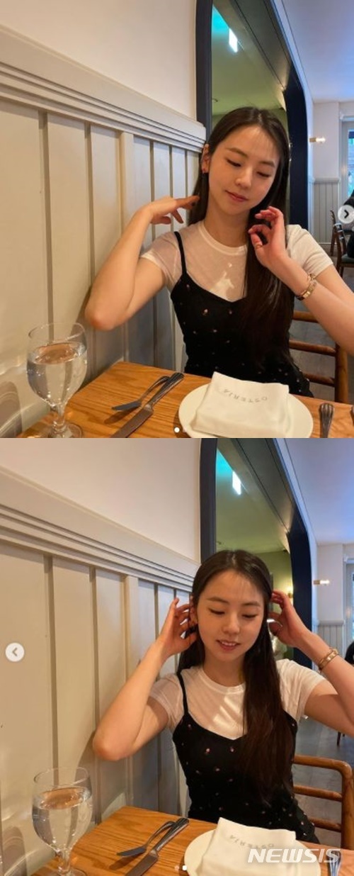 On the 4th, Sohee posted two photos without comment on his instagram. In the open photo, Sohee is wearing a white dress and showing a pure charm without hesitation.Especially, the unique and lovely expression of Sohee makes the hearts of the viewers excited.On the other hand, Sohee appeared in the TVN drama stage Tubern in March as a famous influencer.