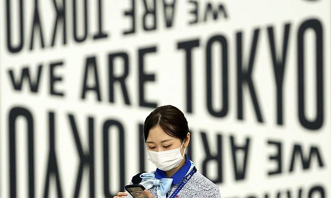 지난 2일 하계 올림픽이 열리고 있는 일본 수도 하네다 공항에서 신종 코로나바이러스 감염증(코로나19) 예방 마스크를 쓴 공항 직원이 구내를 걸어가고 있다. 도쿄=AP연합뉴스