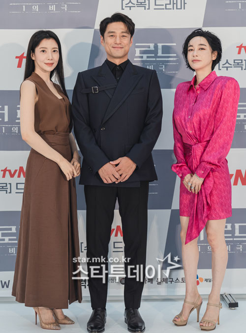Actor Yoon Se-ah Ji Jin-hee Kim Hye-eun has a photo time at the TVN drama The Road: Tragedy of 1 production meeting held Online on the afternoon of the 4th.