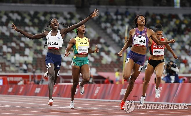 도쿄올림픽 육상 200ｍ 결선에서 2위를 차지한 음보마(왼쪽) [EPA=연합뉴스 자료사진]
