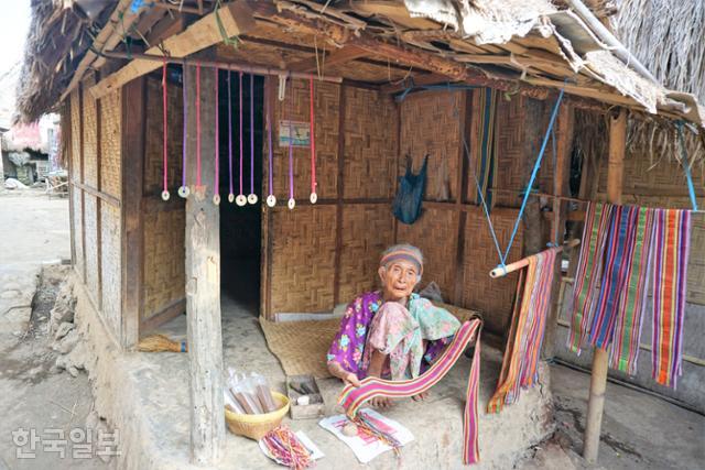 인도네시아 롬복섬 사삭족 마을에서 수공예품을 팔고 있는 할머니. 롬복=고찬유 특파원