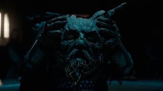 녹색 기사(사진)가 가웨인의 도끼에 목이 잘리는 장면은 편집에만 1년 가까이 걸렸다.