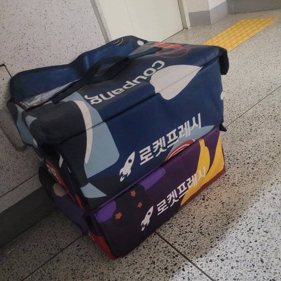 쿠팡의 프레시백이 한 아파트 현관문 앞에 방치돼 있다. 사진=독자 제공