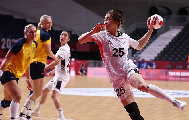 4일 일본 요요기 국립경기장에서 열린 도쿄올림픽 여자 핸드볼 8강 한국 대 스웨덴 경기에서 정유라가 슛을하고 있다. 연합뉴스