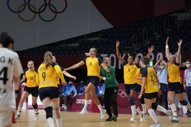 4일 일본 요요기 국립경기장에서 열린 도쿄올림픽 여자 핸드볼 8강 한국 대 스웨덴 경기. 스웨덴 선수들이 39-30으로 대한민국을 꺾고 기뻐하고 있다. 뉴시스