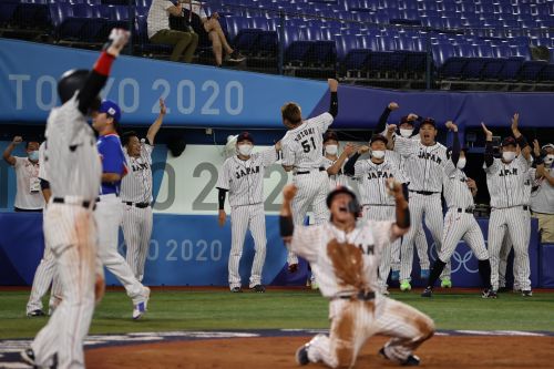 일본 야구대표팀이 지난 4일 도쿄올림픽 한일전 승리로 결승 진출을 확정한 뒤 기뻐하고 있다. 요코하마=김지훈 기자