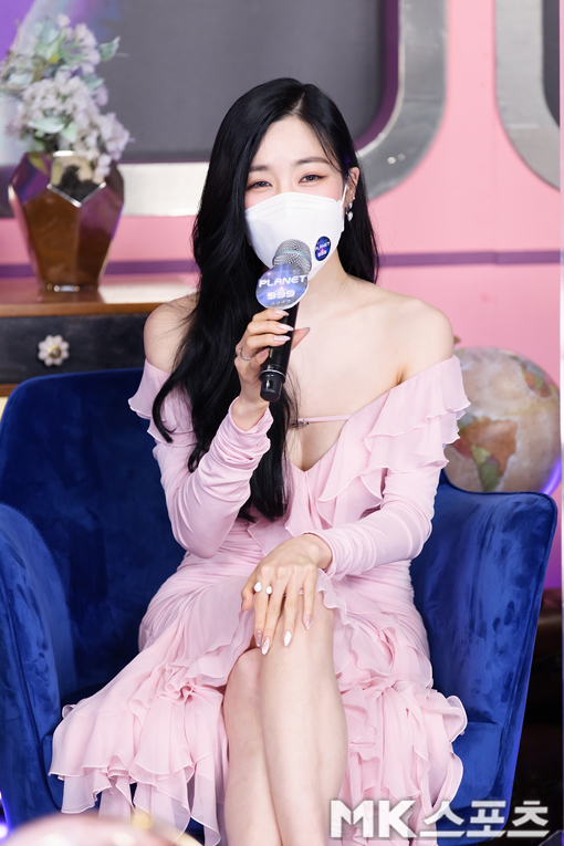 On the morning of the 5th, Mnet Girls Planet 999: Girls Daejeon Online production presentation was held.Yoon Shin-hye CP, Kim Shin-young PD, Yeo Jin-gu, Stern, Tiffany Young, Baek Gu Young, Jang Ju Hee, Lim Han-hee and Joa Young attended the production presentation.Tiffany Young is giving a greeting.Photo: Mnet Provides