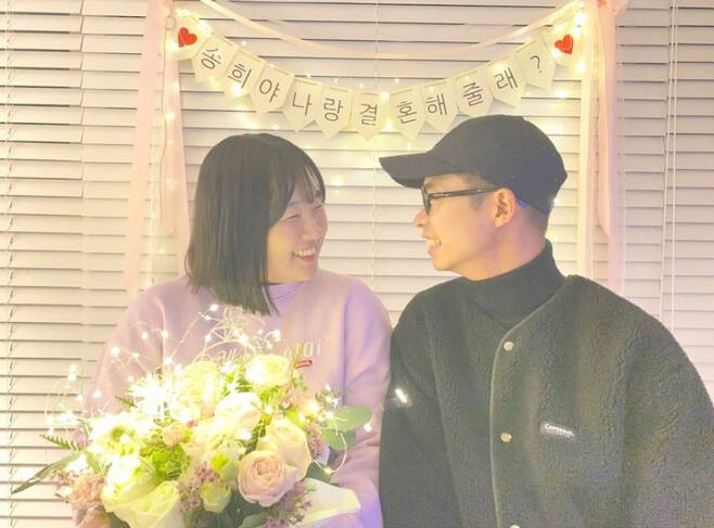 The two people who came to promote the Two-Show on the day attracted attention by saying, Ahn Jin-ho and Han Song-hee are married.Previously, Ahn Jin-ho and Han Song-hee couple released their daily life through YouTube channel Gino Songi.In particular, they were congratulated by many people in March for announcing that they had reported Marriage with the proposal video.Ahn Jin-ho said, It has been three years since I met Song Hee (Han), and I have been living together for about a year. In fact, I tried to raise my wedding on November 8, but I canceled it because of Corona. On the other hand, Ahn Jin-ho made his debut as a comedian in SBS 11 in 2009 and appeared in SBS comedy program Uttsamsa.He is currently active in the YouTube channel Local Nems, which has 1.4 million subscribers.Han Song-hee made his debut as a comedian on SBS 16th in 2016 and appeared on TVN comedy program Comedy Big League.