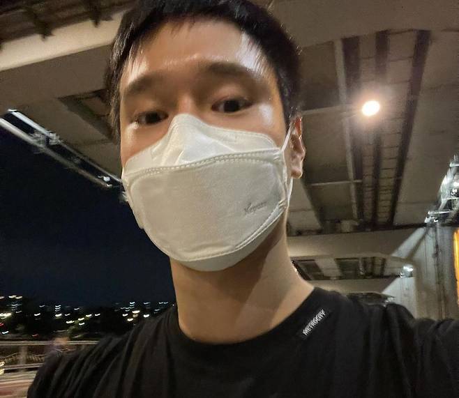 Actor Go Kyung-pyo reported on the latest run at night.On the 5th, Go Kyung-pyo posted a picture on his Instagram without comment.Go Kyung-pyo in the picture is enjoying late-night running.He left a selfie with a short hairstyle and sweaty figure, revealing a shining presence that can not be covered with a mask.Go Kyung-pyo caught the eye with a sweat-moistened visual that showed off her sculptural beauty; a steady exercise from the heat sniped her.Fans cheered with comments such as White, Exercise at this time? Great, T-shirt cute, Good looks.Meanwhile, Go Kyung-pyo recently finished filming Yuk Sao (6/45).Yuksao is a comedy film between the two Korean soldiers surrounding the 5.7 billion won lottery that crossed the military demarcation line with the wind. Lee Kyung, Mung Mun Seok, Park Sewan and Kwak Dong Yeon appear together.
