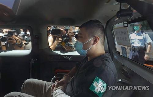 징역 9년형 선고받은 홍콩보안법 첫 피고인 (홍콩 AP=연합뉴스) 작년 6월 30일 발효된 홍콩 국가보안법(홍콩보안법)으로 처음 기소된 전직 식당 종업원 퉁잉킷(24)에게 징역 9년 형이 선고됐다고 현지 언론이 7월 30일 보도했다. 퉁잉킷은 홍콩보안법 발효 다음 날인 작년 7월 1일 '광복홍콩 시대혁명'이라는 구호가 적힌 깃발을 단 오토바이를 몰고 시위진압 경찰관을 향해 돌진한 혐의로 재판에 넘겨졌다. 사진은 퉁잉킷이 지난 7월 6일 홍콩 법정에 출석하는 모습.