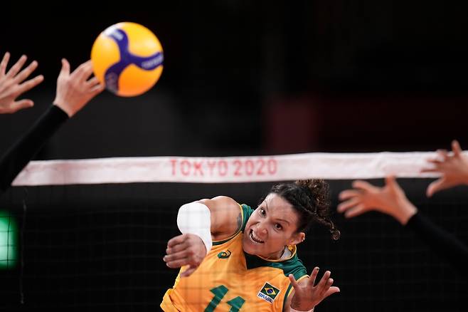브라질 여자배구 대표팀의 탄다라 카이세타(32)가 도핑 위반으로 귀국 조치 받았다. 이에 따라 탄다라는 오늘 오후 9시에 예정된 대한민국 대표팀과의 도쿄올림픽 배구 준결승전에서 제외된다./AP 연합뉴스
