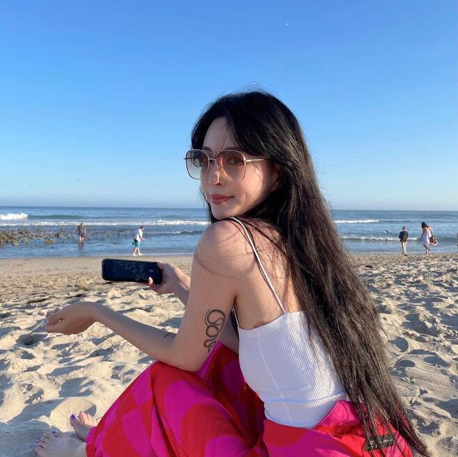 Actor Han Ye-seul has led fans attention by sporting a realistic version of The Little Mermaid visual.On the morning of the 6th, Han Ye-seul posted two photos of a parasol-shaped emoticon without any comment through a personal Instagram.Han Ye-seul, in the public photo, is a picture taken against the beach background, especially with a distinctive features and slim figure, which attracted the viewers admiration.The netizens who watched this were full of reactions to praise Han Ye-seuls visuals such as How beautiful from head to foot, Honor goddess and Pretty person.Meanwhile, Han Ye-seul revealed that he was in a public devotion to a 10-year-old man, Friend, and was later involved in various rumors related to a male friend.iMBC  Photo Source Han Ye-seul Instagram