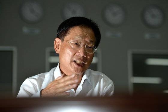 민주당 4선의원 출신인 오제세 전 의원이 5일 오후 충북 청주시 한 사무실에서 중앙일보와 인터뷰하고 있다.프리랜서 김성태