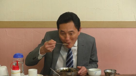 일본드라마 '고독한 미식가' 한국편에서 전주 비빔밥을 먹는 마쓰시게 유타카. [사진 TV도쿄]
