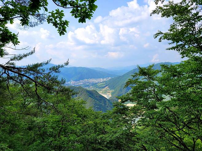 저 멀리 인제 읍내가 고요하다.