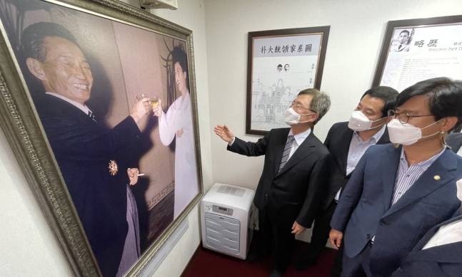 국민의힘 대권 주자인 최재형 전 감사원장이 6일 경북 구미시 상모동에 있는 박정희 전 대통령의 생가를 찾아 살펴보고 있다. 구미=연합뉴스