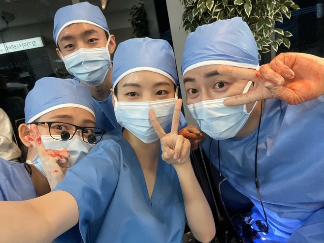 Actor Jo Yi-hyun has released a photo taken at the shooting site of Sweet Doctor Season 2.Jo Yi-hyun posted a picture on his instagram on the afternoon of the 6th, saying, It is a sad doctors life season 2.In the photo, Jo Yi-hyun, who is drawing V with his fingers with members of the pancreatic surgery such as Jo Jung-suk and Shin Hyun-bin, was included.Jo Yi-hyun is playing Yoon Bok in TVN Mokyo Drama Sweet Doctor Life Season 2 which is currently on the air.Especially in the 7th broadcast on the 5th, the tearful image of the patients story made the viewers feel uncomfortable.On the other hand, Spicy Doctor Life Season 2 is broadcast every Thursday night at 9 pm.