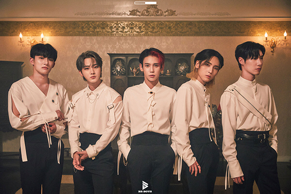 Two versions of the group concept photo were opened through the official SNS channel of Bz-Boys on the 7th and 8th.In the image released on the 7th, Bz-Boys members who match red shirt and black jeans attracted attention with the charm of Homme Fatal.The second image, which was released on the 8th, featured a sophisticated style of Bz-Boys based on a classical atmosphere.Bz-Boys captivated fans at home and abroad by radiating deadly looks and chic charisma.Meanwhile, BZ-BOYS new album Contrast will be released on various online music sites at noon on the 12th.Photo Chrome Entertainment