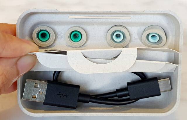 소니 WF-1000XM4 구성품. 사이즈별 이어팁과 USB-A to USB-C 케이블이 제공된다. (사진=지디넷코리아)