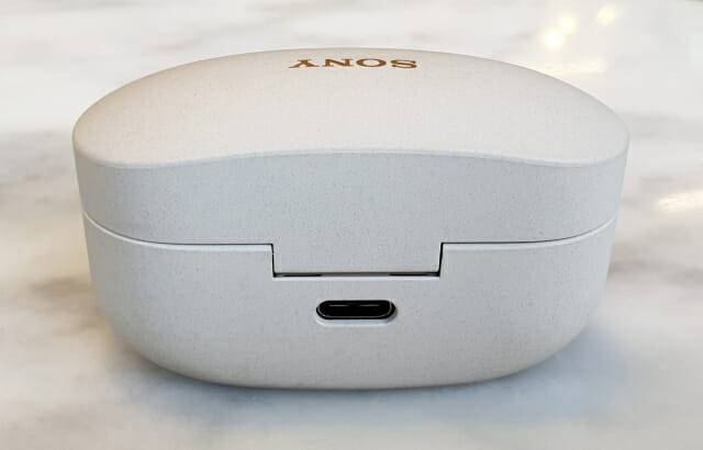 소니 WF-1000XM4 케이스 후면. (사진=지디넷코리아)