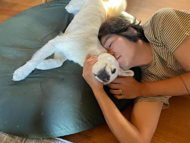 Singer Lee Sang-soon has released a relaxed daily photo.Lee Sang-soon wrote on her Instagram account on the 9th, Today is Alvin and the Chipmunks: The Squeakquel Day!!and posted a picture.The photo shows Lee Sang-soon lying down with Pet and taking a rest.Lee Sang-soons relaxed daily photos, which bury his face in Pets face and rest in a relaxed manner, cause a smile.Meanwhile, Lee Sang-soon married Lee Hyori in 2013.Lee Sang-soon is currently appearing as a producer on JTBCs Alvin and the Chipmunks: The Squeakquel.