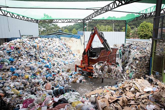 지난 5일 서울 은평구 수색동 재활용 선별시설 내부 모습. 매일 50톤이 넘는 재활용 폐기물이 이곳에 모여든다. 은평구 제공