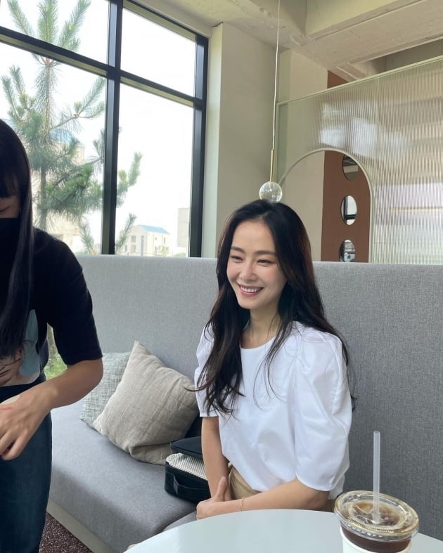 On the 9th, Hong Soo-hyun posted daily photos through his Instagram account.In the public photo, Hong Soo-hyun is getting makeup at a cafe and is preparing to shoot. He wears a white blouse and creates a simple atmosphere.The netizens left cheers such as I am looking forward to police class today, My sister is so beautiful, I will use the drama.On the other hand, Hong Soo-hyun is about to broadcast the first KBS 2TV new monthly drama Police Class.Hong Soo-hyun is divided into Maryland Department of Labor, Licensing and R Department of Induction Professor Choi Hee-soo with a lovely and affectionate charm.
