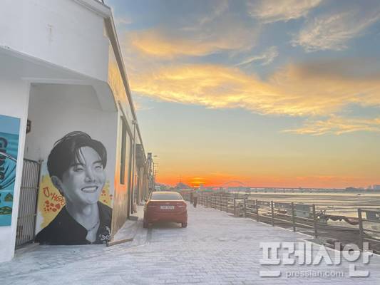 ▲ 해망로 146-24 제이홉 그래피티와 석양의 조화가 장관을 이루는 장면 ⓒ프레시안