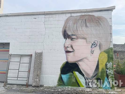 ▲해망로 146-46에 그려진 슈가 작품 작가는 새하얀 설탕같은 벽에 슈가를 그렸다고 한다. ⓒ프레시안