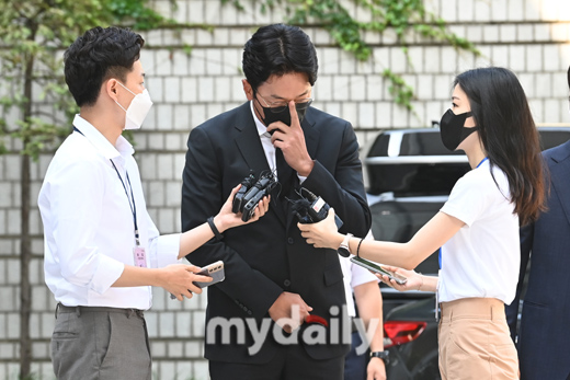 Ha Jung-woo (43 and real name Kim Sung-hoon) pleaded guilty to propofol Illegal medication.I have failed to trust the publics credibility as the youngest 100 million actor.At 10:33 a.m. on the 10th, the first trial against Ha Jung-woo, who was indicted on charges of violating the law on the management of narcotics, was held at the Seoul Central District Court in Seocho-gu, Seoul, for a hearing on criminal 24 alone (Judge Park Seol-ah).Earlier, from January to September 2019, Ha Jung-woo is accused of administering propofol, which is classified as a psychotropic drug in plastic surgery, to Illegal more than 10 times.Initially, the prosecution filed a summary indictment of a fine of 10 million won, but it was sent to a formal trial according to the courts judgment that legal judgment is necessary.Ha Jung-woo, through his agency Workhouse Company, said, I have been treated with dermatology due to acne scars on my face, and when I received treatment with pain such as laser treatment, I was treated with sleep anesthesia.The prosecution said, We know that sleep anesthesia has been performed more than necessary during the above procedure from January to September 2019. Even though we needed stricter self-management as an actor who has been loved too much, I am reflecting on the unsettling judgment that I did not think. At the trial, prosecutors said of Ha Jung-woo, Innocent Defendant conspired with drug handlers and took propofol in 19 times in 2019.I made a false medical record by conspiring with Kim (leader of plastic surgery) to hand over the personal information of others, he said, asking for a fine of 10 million won.He also asked the court to order a fine of 88,749 won.Ha Jung-woo acknowledged the indictment and agreed to all relevant evidence.In particular, Ha Jung-woo appealed for a good-bye in a crying voice in his final statement: I am standing here, and I am so sorry, I am sober.I should have been more careful and set an example, but it hurt my colleagues and family. I apologize. Shameful and unscrupulous, but I want to make a commitment.I will be an actor who has a good influence on society. I would like to ask the judge to make up for this mistake and pay the debt. Ha Jung-woo The Attorney also said: Innocent Defendant acknowledges all the charges and reflects deeply; I am sorry for making a rash judgment.Innocent Defendants skin troubles were significant: most of them were used with the procedure and administered by medical personnel, taking into account the weakness of Illegal.Please refer to the amount of medication that you visited at the actual hospital, which is much less than the amount of medical records listed. Innocent Defendant is about to have a new movie and drama.I hope you will give me a last chance to return this case to society rather than punishing this incident harshly and making Innocent Defendant irreversible.Please give Innocent Defendant a fine The Judgment, he said.Ha Jung-woo left the courtroom and repeatedly apologized, Im going to tell you everything and its done well; Ill live more cautiously in the future, Im sorry.In particular, Ha Jung-woo has appointed 10 The Attorneys, which boasts a brilliant history of four law firms among the top 10 law firms in Korea.When the reporters asked why, Ha Jung-woo replied, I am sorry to the pouring question, saying, Well, it is not special.Ha Jung-woo has finished filming the movie Boston 1947 and Nightly and is currently filming Netflix Surinam.However, while the propofol Illegal medication was fatally hit by the image, the affair of his father, Actor Kim Yong-gun, was also triggered at the same time.The Ha Jung-woo The Judgment hearing was scheduled for 1:50 pm on the 14th of next month.
