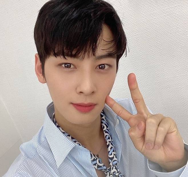 Astro Cha Eun-woo has delivered thank you greetings to fansOn the 10th, Cha Eun-woo posted several photos on Astros official Twitter Inc. with an article entitled Thank you for Rojas precious first prize.In the photo, Cha Eun-woo has a sophisticated look with shirts and scarf fashion, and V-bolcock on his face, adding cuteness to his good looks, and a flawless beauty.On this day, Astro released a new song on SBS MTV The ShowAfter Midnight, Cha Eun-woo said, I actually felt better today because I was not in good shape, adding, The remaining activities are also going to be hot!!Thank you for the summering gazia, Roja, he said.The fans cheered with comments such as Thank you for telling me I was worried, I rested so much today, I was so happy, I really congratulate you on the top, Thank you for being happy, and Lets go to the top tomorrow.On the other hand, the group Astro (ASTRO), which Cha Eun-woo belongs to, not only ranked first on the Bugs Music Chart on the same day after the release of the mini 8th album Switch On on the 2nd, but also achieved the highest number of spots in 37 countries and regions including the US iTunes Top Song and Top Album Chart.