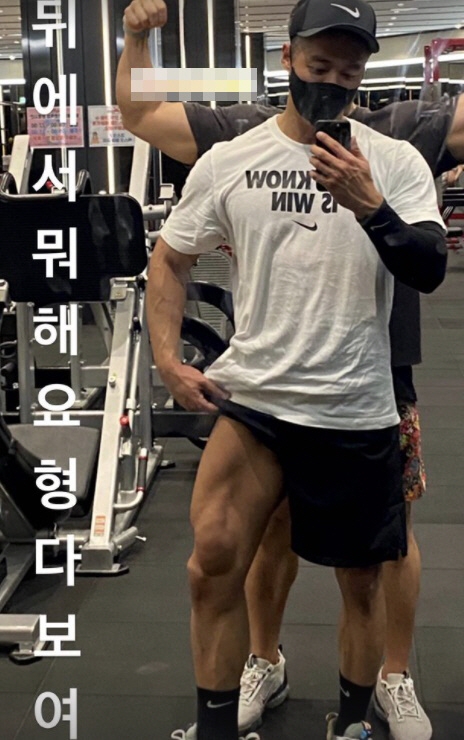 Actor Namgoong Min shows off his muscular figureOn the 11th, Namgoong Min posted a picture on his Instagram story with an article entitled What are you doing behind you?In the photo, Namgoong Min is checking his leg muscles in front of a gym mirror, and he laughed because he boasted arm muscles from behind to his acquaintance.Namgoong Min was impressed with his thicker legs and extraordinary physicals.Namgoong Min is raising his body these days to perfect the role of Han Ji-hyuk, the NISs most elite agent, in the next MBC Black Sun broadcast in September.So, I have been posting pictures of weight exercise such as leg press through SNS and have been reporting the bulk up.Meanwhile, Namgoong Min has been in public love with Actor Jin A-reum, who was 11 years younger in 2016.