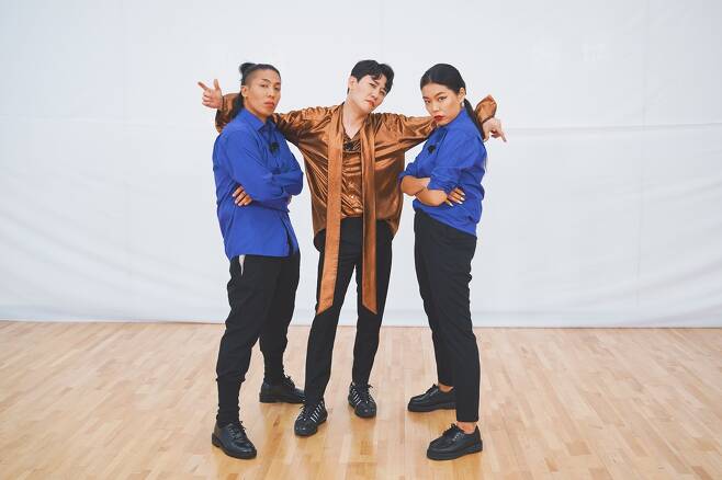 Mulberry monkey school: Life school TOP5 Lim Young-woong - Young Tak - Lee Chan-won - Jang Min-Ho - Kim Hee-jae will perform Top Model, Flame War on content production PD.In the 61st episode of TV CHOSUN Mulberry Monkey School: Life School, which airs at 10 p.m. on the 11th (today), the Suppong TV Special will be broadcast, which TOP5 should do from planning to direct appearance.Above all, this special feature of Suppong TV presents the pleasure of nuclear bombs, which will blow away the heat of summer and the heat of summer, including the creators of Top-trend of Top-trend.First, Lee Chan-won, the official Mulberry monkey school, has joined hands with Creator Soo Icewater, the master of large marine product dismantling show.In particular, Lee Chan-won was surprised to see a secret guest with a watering water.The surprise guest who surprised Lee Chan-won is curious about what it will be.Jang Min-Ho met with three members of the steel crew, Choi Young-jae, Lee Jin-bong and Hwang Chung-won, which were the topics of Changan, and exploded the low-world tension.In particular, the three people boasted a masculine beauty reminiscent of a guerrilla training or counter-terrorism rescue operation, but they met Jang Min-Ho and received a test of the power.The contents of the steel unit members and the carnivorous deer Jang Min-Ho are concentrating everyones attention.Young Tak met dancer Jay Black - Marie and made a top-level transformation to the 2PM My House cover dance.With Young Tak on the sexy dance master of My House in just two hours, expectations for the joint stage of Young Tak and Jay Black - Maries imagination are soaring.Lim Young-woong, who played the role of Prince of Messina in opening the Woong Lee-pyo socker classroom, which dominated the wide field as a soccer ball, and got a bonus with double fun with the big performance of Division Fairy Jung Dong-won, who is responsible for securing the amount.Here, as the Distribution War, a highlight of the long-awaited Suppong TV, is unfolding in earnest, attention is focused on the breathtaking chase of TOP5 to use the trailer first.Top5 and Jung Dong-won have been working hard to bring big fun to the heat, the production team said. We want to expect a broadcast with a super Moonlighting ensemble that can not be seen anywhere between the trotmen and the super Moonlighting guests.Meanwhile, Mulberry Monkey School: Life School airs on Wednesday night at 10 p.m.iMBC  Photos Offer = TV CHOSUN