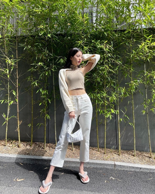 Jang Won-young from group IZ*ONE showed off fairy visuals.Jang Won-young posted several photos on his Instagram on the 11th with the phrase Love this summer vibe.In the open photo, Jang Won-young made a cute face such as winking or putting his lips out in the background of a blue tree.A teenage girl who enjoys the summer atmosphere is admirable by his long straight-haired fairy Beautiful looks.Sensitive styling also draws attention: Dressed in beige crop tops and Bolero, he completed a cool summer look with white pants, flip-flops and luxury bags.Especially in the picture that stretches the arm over the sky, it is Jang Won-young who showed the waist of the ant that is dry enough to see the ribs.The netizens who watched this were impressed by Jang Won-youngs beautiful look, leaving responses such as Oh crazy, It is so beautiful and real, I have you in the sunshine and everything is dazzling.Meanwhile, Jang Won-young made his debut as IZ*ONE through Mnet Produce 48 in 2018 and disbanded in April.